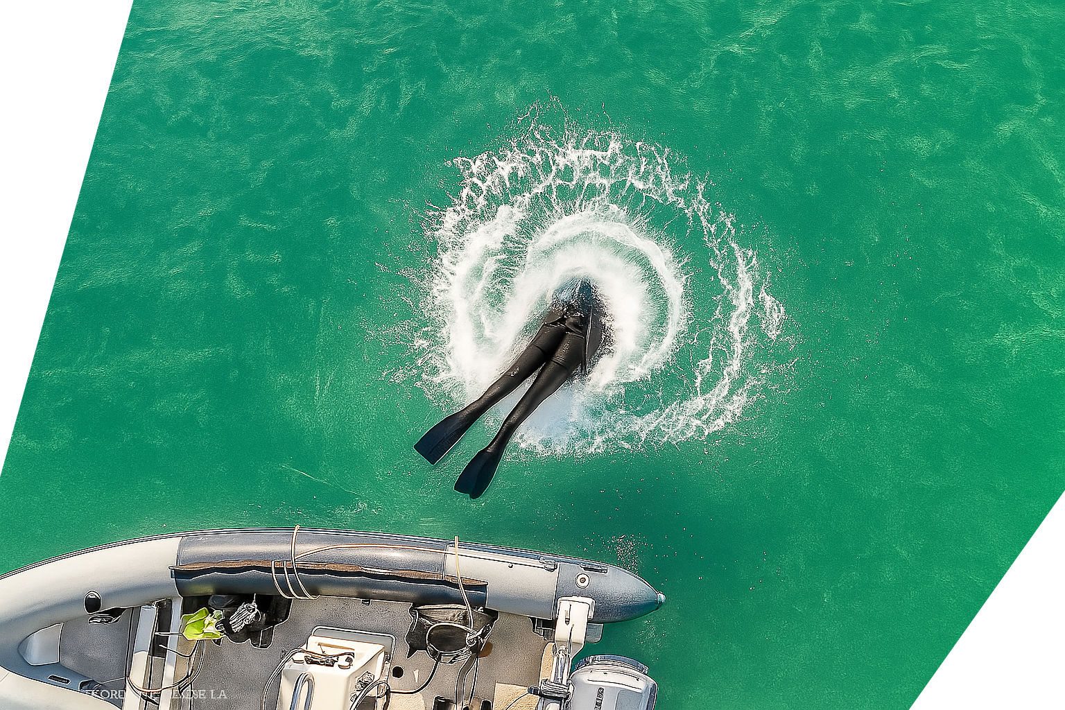 buzo tirandose mas turquesa recorte 1